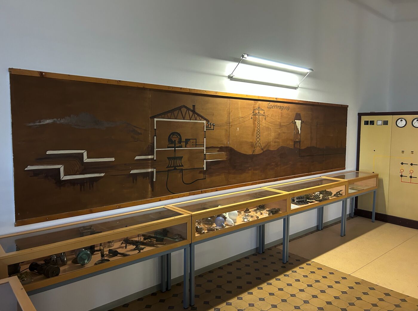 Historische Übersichtstafel und Vitrinen im E-Werk